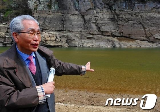 본문 이미지 - 문명대 동국대학교 명예교수. 사진은 지난 4월 울산시 울주군 대곡리 반구대암각화 앞에서 열린 문화재청의 현장 설명회에서 암각화 보존 방안에 대해 설명하고 있는 모습이다.  2013.4.11/뉴스1  © News1   노화정 기자