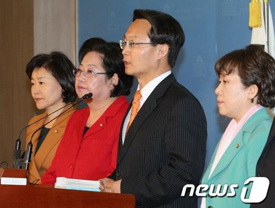 본문 이미지 - 조해진 새누리당 미래창조과학방송통신위원회 간사와 미방위 새누리당 의원들 2013.4.11/뉴스1 © News1   송원영 기자