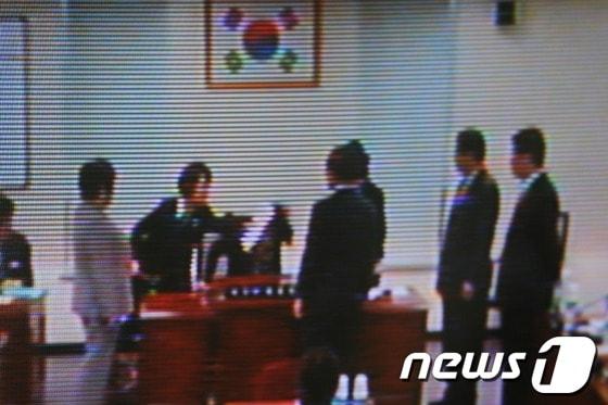 본문 이미지 - 12일 오후 경남도의회 문화복지위원회 회의장에서 경남의료원 설치 및 운영 조례 개정안 회의를 개소하기 위해 임경숙 위원장, 김경숙 도의원 등이 위원장석을 놓고 몸싸움을 벌이고 있다.(모니터 캡쳐) © News1 전혜원 기자