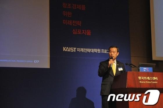 본문 이미지 - 김영민 특허청장이 12일 특강을 하고 있다.© News1 