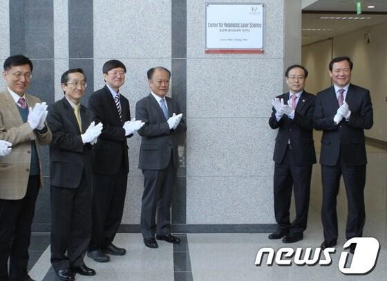 본문 이미지 - 12일 오후 열린 '기초과학연구원(IBS) 지스트(GIST)캠퍼스 초강력레이저과학연구단' 현판식에서 김영준 지스트 총장(왼쪽에서 4번째) 등이 박수치고 있다 ./사진제공=광주과학기술원 © News1 