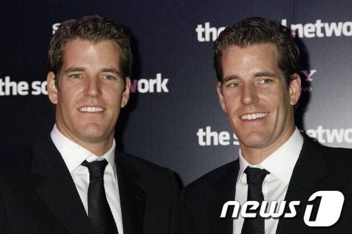 본문 이미지 - 타일러 윙클보스(왼쪽)와 캐머런 윙클보스 형제 © AFP=News1 