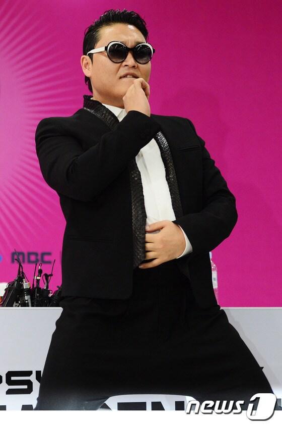 본문 이미지 - 가수 싸이가 13일 오후 마포구 상암동 서울월드컵경기장에서 열린 콘서트 '해프닝'에 앞서 기자회견을 갖고 포즈를 취하고 있다. © News1 