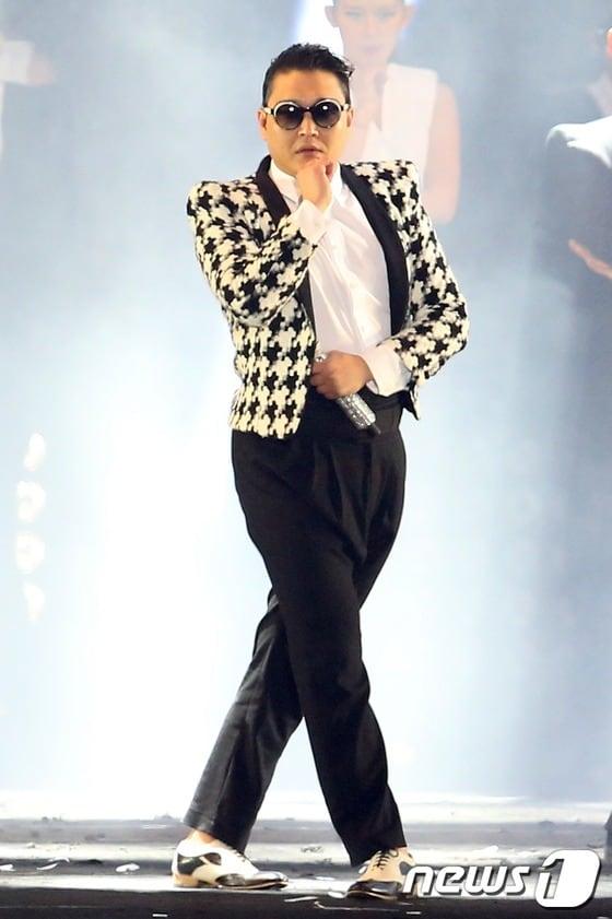 본문 이미지 - 싸이의 ‘강남스타일’을 둘러싼 표절 시비에 대해 법원이 