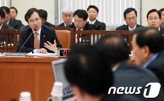 본문 이미지 - 15일 서울 여의도 국회의사당에서 열린 안전행정위원회 전체회의에서 문상부 중앙선거관리위원회 사무총장이 의원들의 질의에 답하고 있다. 2013.4.15/뉴스1 © News1   오대일 기자