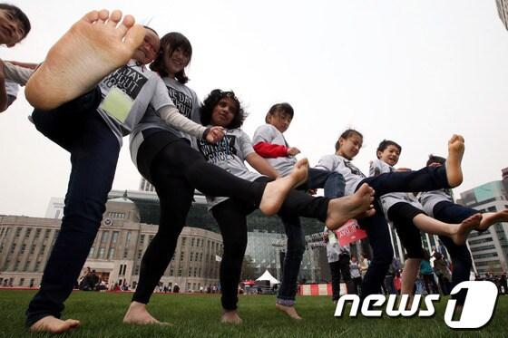 본문 이미지 - 16일 오후 서울 광장에서 열린 "신발 없는 하루" 캠페인에 참가한 지구촌학교 학생들이 맨발로 광장을 걷고 있다. 2013.4.16/뉴스1 ⓒ News1