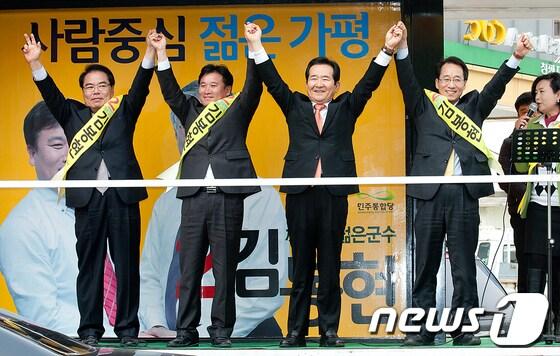 본문 이미지 - 정세균 민주통합당 상임고문이 4월 24일 가평군수 보궐선거에 출마한 김봉현 후보 지원유세를 하고 있다. © News1 정원평 기자