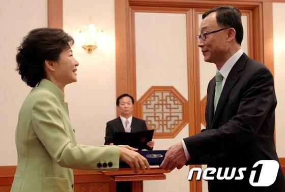 본문 이미지 - 박근혜 대통령이 지난 4월 17일 청와대에서 채동욱 검찰총장에게 임명장을 수여하고 있다. (문화체육관광부 제공) /뉴스1 © News1 