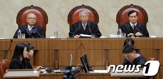 본문 이미지 - 18일 오후 서울 서초동 대법원 대법정에서 대법원 전원합의체가 부부 사이의 '강간죄 성립' 여부에 관해 공개변론을 열고 있다. 대법원이 부부강간죄를 인정하게 되면 혼인관계가 유지되고 있는 부부에 대해 처음으로 강간죄를 적용하는 사례가 된다. 2013.4.18/뉴스1 © News1   박지혜 기자