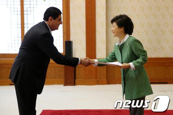 본문 이미지 - 박근혜 대통령이 지난 4월18일 오후 청와대에서 자드사이드 엘 하산 주한 레바논 대사의 신임장을 받고 있다. &#40;청와대 제공&#41; /뉴스1 © News1 박철중 기자