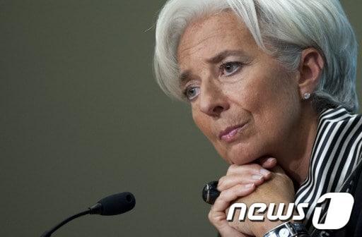 본문 이미지 - 지난 1월17일(현지시간) 크리스틴 라가르드 국제통화기금(IMF) 총재가 워싱턴 IMF 본부에서 기자회견을 하고 있다 © AFP=News1 