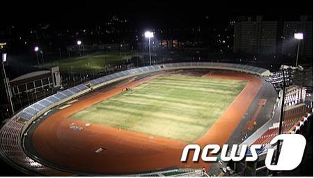 본문 이미지 - 제52회 경남도민체전을 앞두고 리모델링된 삼천포종합운동장 모습. <사진제공=사천시>© News1 