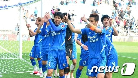 본문 이미지 - 한국프로축구연맹은 지난달 31일 문수축구경기장에서 열린 현대오일뱅크 K리그 클래식 4라운드에서 강원FC를 3-0으로 꺾은 울산현대를 K리그 클래식의 위클리 베스트 팀으로 선정했다. 울산 선수들이 경기 후 승리의 기쁨을 만끽하고 있다. /사진제공=울산현대축구단 © News1  
