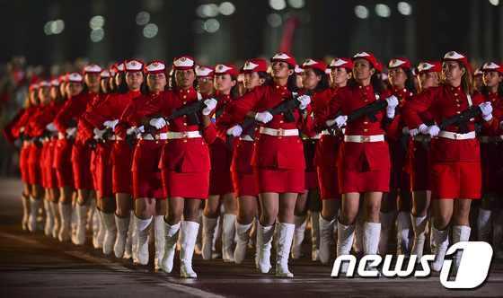 본문 이미지 - 19일(현지시간) 베네수엘라의 수도 카라카스에서 열린 니콜라스 마두로의 대통령 취임식에서 베네수엘라 여군들이 행진을 하고 있다. © AFP=News1  