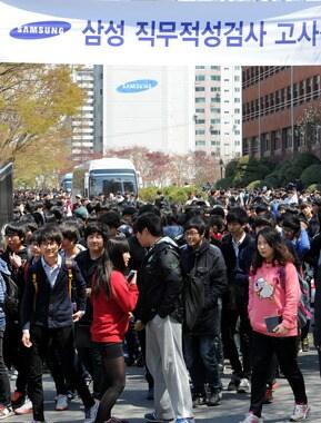 본문 이미지 - 21일 오후 서울 강남구 대치1동 단국대학교사범대학부속고등학교(단대부고)에서 삼성 고졸 공채 직무적성검사(SSAT)를 마친 수험생들이 교문을 빠져나오고 있다. 삼성그룹은 이번 고졸 공채에서 700명을 선발할 예정으로 경쟁률은 11:1이며 SSAT통과자는 5~6월 면접전형을 거치게 된다. 2013.4.21/뉴스1 © News1   안은나 기자