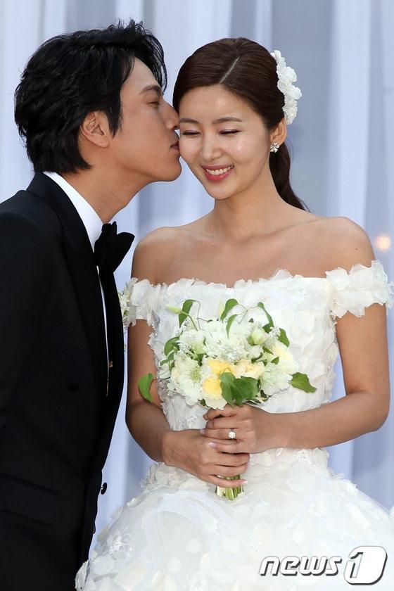 본문 이미지 - 배우 한재석과 박솔미가 21일 오후 서울 광장동 쉐라톤 그랜드 워커힐호텔 애스톤하우스에서 열린 결혼식전 기자간담회에서 사랑의 키스를 나누고 있다.2013.4.21   © News1