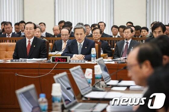 본문 이미지 - 김관진 국방부 장관이 22일 오전 서울 여의도 국회에서 열린 국방위원회 전체회의에 출석해 의원들의 질의에 답변하고 있다. 2013.4.22/뉴스1 © News1 유승관 기자