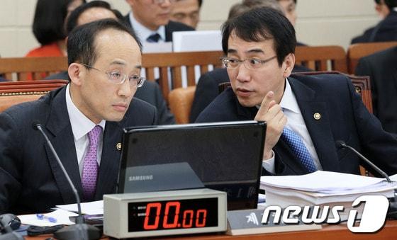 본문 이미지 - 22일 서울 여의도 국회에서 열린 기획재정위원회 전체회의에서 기획재정부 추경호 1차관(왼쪽)과 이석준 2차관이 대화를 나누고 있다. 2013.4.22/뉴스1 © News1 오대일 기자