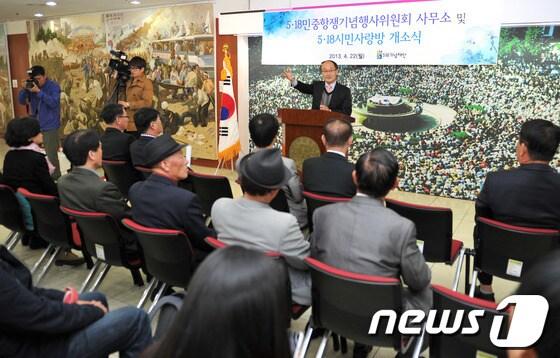 본문 이미지 - 광주 서구 5.18기념재단에서 열린 5.18민중항쟁기념행사위원회 사무소 개소식과 5.18시민사랑방 개소식에서 오재일 5.18민중항쟁기념행사위원회 상임위원장이 인사말을 전하고 있다. 2013.4.22/뉴스1 © News1 정회성 