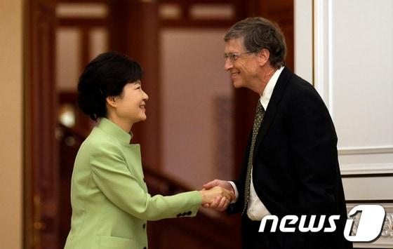본문 이미지 - 박근혜 대통령이 22일 빌 게이츠 테라파원 회장을 만났을 때 게이츠 회장이 왼손을 바지 주머니에 넣은 채 악수하고 있다. © AFP=News1 김수경 인턴기자