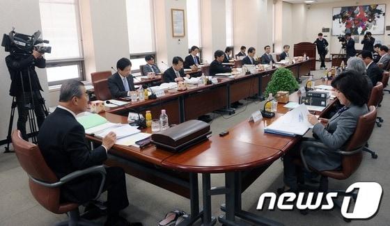 본문 이미지 -  22일 오후 서울 서초구 대법원에서 열린 양형위원회 전체회의. 2012.4.22/뉴스1 © News1 손형주 기자