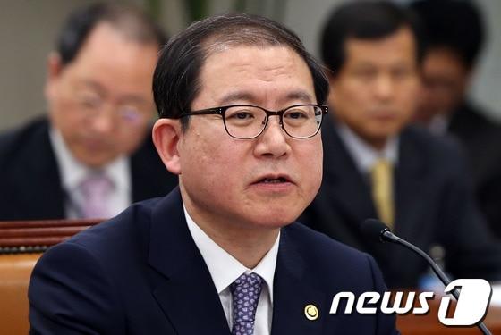 본문 이미지 - 이성한 경찰청장이 22일 서울 여의도 국회에서 열린 법제사법위원회 전체회의에서 국정원 직원의 불법 대선개입 의혹 수사에 관한 의원들의 질의에 답변하고 있다. 2013.4.22/뉴스1 © News1 송원영 기자