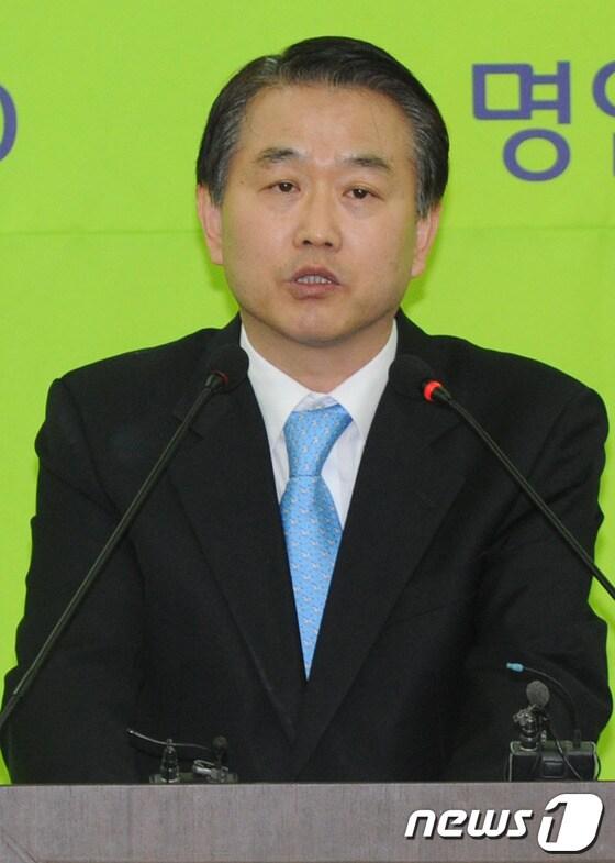 본문 이미지 - 22일 충북 청주시 상당구 명암 컨벤션센터 그랜드볼룸에서 열린 당대표·최고위원 선출을 위한 합동연설회 및 충북도당 정기대의원 회의에서 민주당 충북도당 위원장에 당선된 김종률 위원장이 당선 소감을 밝히고 있다. 2013.4.22/뉴스1 © News1   김용빈 기자