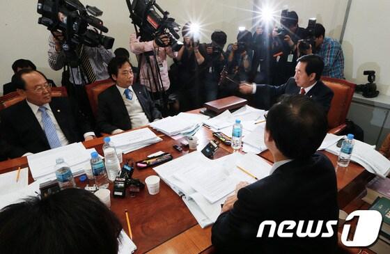 본문 이미지 - 23일 오후 서울 여의도 국회의사당에서 열린 환경노동위원회 법안심사 소위에서 김성태 법안심사소위원장이 공공·민간기업 근로자의 정년을 60세 이상으로 의무화하는 '고용상 연령차별금지 및 고령자고용 촉진에 관한 법률 일부개정법률안'을 의결하며 의사봉을 두드리고 있다. 정년 연장법안이 향후 환노위와 본회의를 통과할 경우 2016년부터 근로자 300인 이상 사업장과 지방공사·지방공단에 우선 적용되며 2017년부터는 근로자 300인 미만 사업장과 국가·지방자치단체로 확대된다. 2013.4.23/뉴스1 © News1 오대일 기자