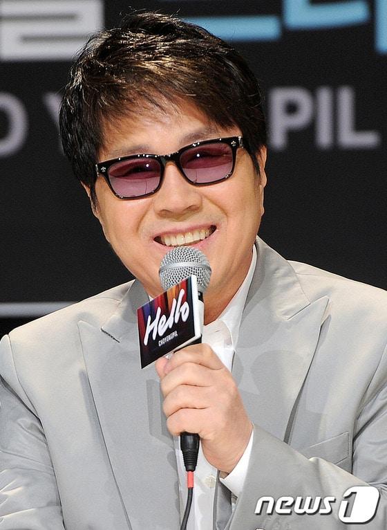 본문 이미지 - 가수 조용필이 23일 오후 서울 송파구 방이동 올림픽공원 올림픽홀에서 열린 '조용필 프리미어 쇼케이스' 기자회견에서 취재진의 질문에 답하고 있다. 2013.4.23 © News1   