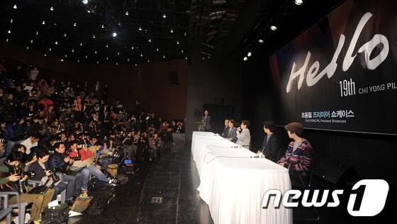 본문 이미지 - 가수 조용필이 23일 오후 서울 송파구 방이동 올림픽공원 올림픽홀에서 열린 '조용필 프리미어 쇼케이스' 기자회견에서 취재진의 질문에 답하고 있다. 2013.4.23 머니투데이/뉴스1 © News1 