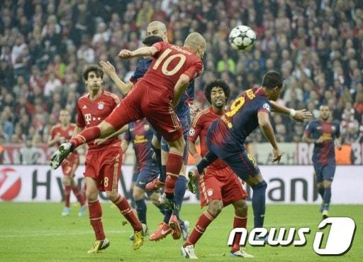 본문 이미지 - 바이에른  뮌헨의 로벤(중앙)이 24일(한국시간) 독일 뮌헨 알리안츠아레나에서 열린 유럽챔피언스리그  4강 1차전 바르셀로나와 경기를 치르고있다  ©AFP=News1  