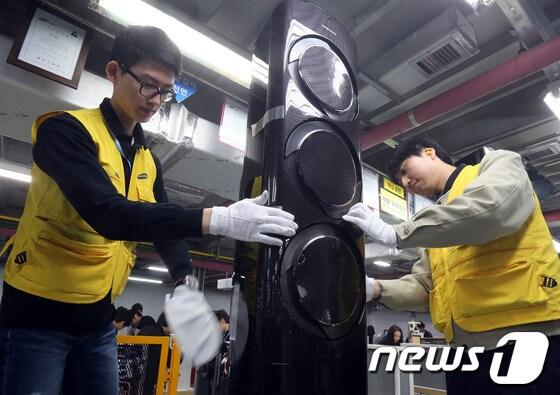 본문 이미지 - 삼성전자 광주사업장 생산직원이 2인 1조를 이뤄 에어컨 외관검사를 하고 있다.(삼성전자 제공) /뉴스1 © News1 