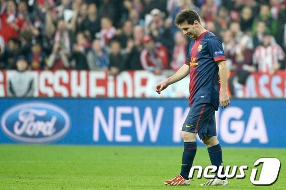 본문 이미지 - 리오넬 메시(바르셀로나)가 24일(한국시간) 유럽챔피언스리그 4강 1차전 바이에른 뮌헨과의 원정경기에 출전했지만 팀을 0-4 패배에서 구하지 못했다.© AFP=News1