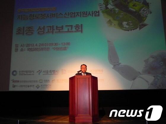 본문 이미지 - 24일 인천정보산업진흥원 조성갑 원장이 지능형로봇서비스산업지원사업 최종 성과보고회에서 광역권간 협력사업을 강조하고 있다. © News1 