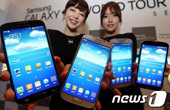 본문 이미지 - 삼성전자 모델들이 지난 4월 서울 강남구 삼성전자 서초사옥 다목적홀에서 갤럭시S4 출시에 앞서 제품을 선보이고 있다. 2013.4.25 뉴스1 © News1    