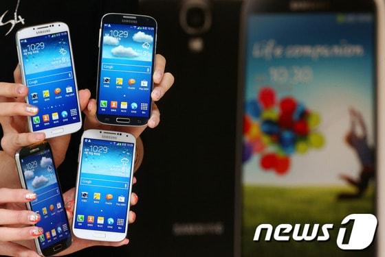 본문 이미지 - 삼성전자 모델들이 지난 4월 서울 강남구 삼성전자 서초사옥 다목적홀에서 갤럭시S4 출시에 앞서 제품을 선보이고 있다. 2013.4.25 머니투데이/뉴스1 © News1   