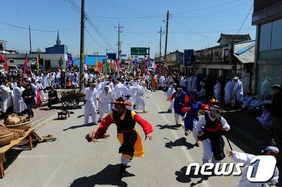 본문 이미지 - 동학농민혁명 제119주년 무장기포기념제 및 무장읍성 축제가 25일 전북 고창에서 개최됐다. 동학농민군의 무장읍성 무혈입성 장면 ./사진제공=고창군© News1 