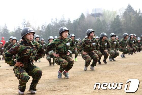 본문 이미지 - 육군 35사단 병영체험 참가자들이 PT체조를 하고 있다. 전주비전대학교 군사기술학부 1학년 85명과 원광보건대학 정보·의무부사관과 1학년 135명 등 220명을 대상으로 하는 이번 병영체험 26일까지 2박3일 일정으로 진행된다. /사진제공=35사단© News1   박효익 기자