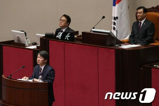 본문 이미지 - 4.24 재보선에 당선된 안철수 무소속 의원이 26일 서울 여의도 국회에서 열린 본회의에서 인사말을 하고 있다. 2013.4.26/뉴스1 © News1 송원영 기자