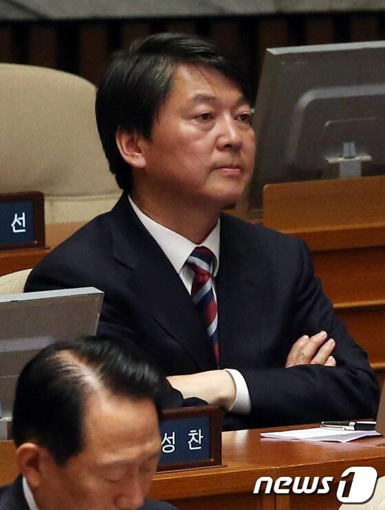 본문 이미지 - 4.24 재보선에 당선된 안철수 무소속 의원이 26일 서울 여의도 국회에서 열린 본회의에 참석해 장관들의 인사말을 경청하고 있다. 2013.4.26/뉴스1 © News1 송원영 기자