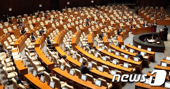 본문 이미지 - 26일 오후 서울 여의도 국회에서 본회의 경제·교육·사회·문화 분야 대정부 질문가 열리고 있는 가운데 의원들의 빈자리가 곳곳에 보이고 있다. 2013.4.26/뉴스1 © News1   허경 기자