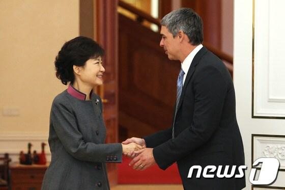 본문 이미지 - 박근혜 대통령이 26일 오후 청와대에서 구글의 최고경영자(CEO)인 래리 페이지를 접견, 악수를 나누고 있다. (청와대 제공) 2013.4.26/뉴스1 © News1 박철중 기자