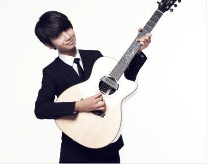 본문 이미지 - 어린시절부터 놀라운 기타연주 솜씨를 뽑내온 정성하는 전세계에 걸쳐 630여만명에 이르는 유튜브 구독자를 거느린 클래식 음악계 스타 중 한명이다. 지난해 7월부터 사회복무요원으로 병역의무를 이행 중인 정성하는 '군복무자 유튜브 금지'규정에 묶여 유튜브 활동을 접었다가 병무청의 태도변화로 다시 활동에 나설 수 있게 됐다. ⓒ News1