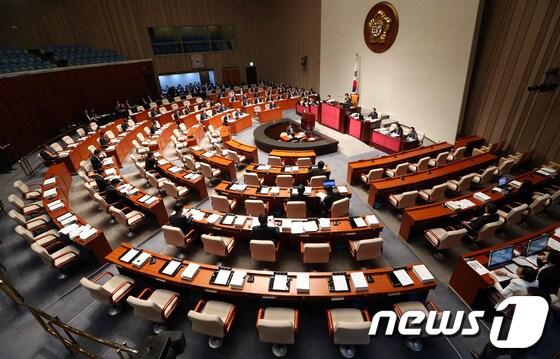 본문 이미지 - 27일 서울 여의도 국회에서 열린 예산결산특별위원회 전체회의에 정홍원 국무총리와 현오석 경제부총리 등 국무위원들이 참석한 가운데 추가경정예산안에 대한 2일차 종합정책질의를 하고 있다. 2013.4.27/뉴스1 © News1 허경 기자