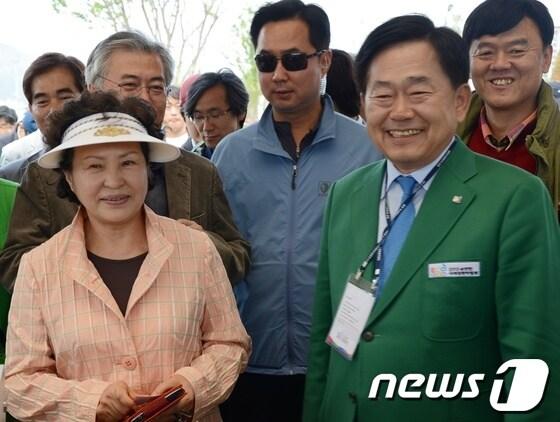 본문 이미지 - 순천정원박람회장을 찾은 故 노무현 대통령 부인 권양숙 여사가 조충훈 전남 순천시장의 안내를 받으며 환하게 웃고 있다. 2013.4.27/뉴스1 © News1 김상렬 기자