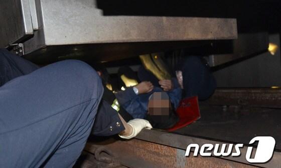 본문 이미지 - 28일 오전 서울 강남구 일원동 분당선 대모산역에서 죽전-왕십리를 운행하는 전철에 한 승객이 선로로 뛰어드는 사고가 발생해 출동한 소방대원들이 구조활동을 하고 있다. (강남소방서 제공) 2013.4.28/뉴스1 © News1   