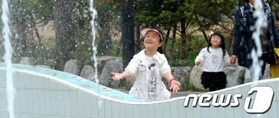 본문 이미지 - 기상청은 16일 전국이 대체로 맑은 가운데 강원도영동과 경상남북도, 제주도 등에 구름이 많겠다고 예보했다. © News1 안은나 기자