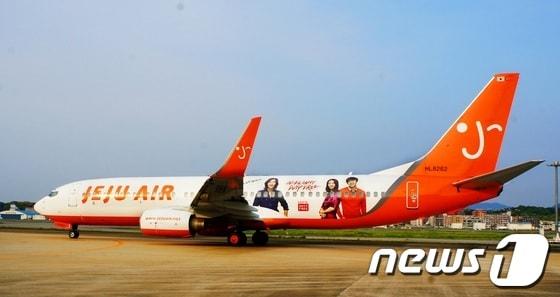 본문 이미지 - 제주항공, 한류스타 래핑항공기 공개(사진제공=제주항공)© News1  