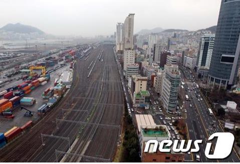 본문 이미지 - 사진왼편으로 보이는 철로&#40;부산진역∼부산역&#41;일대가 2023년도까지 새로 개발되는 부지로 활용된다. © News1 