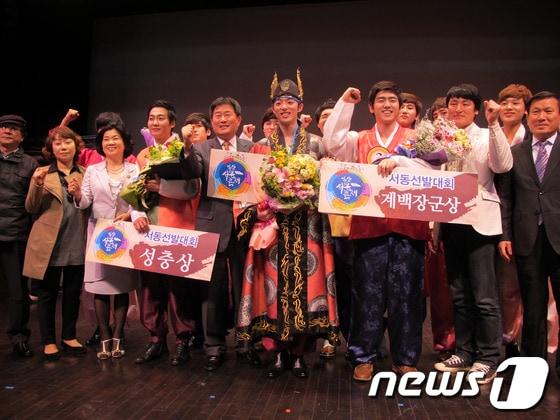 본문 이미지 - 이번 ‘서동선발대회’에서 선발된 ‘서동왕자’. 좌로부터 임 금, 성심연석, 배승찬 씨.(사진제공=익산문화재단) © News1 박윤근 기자